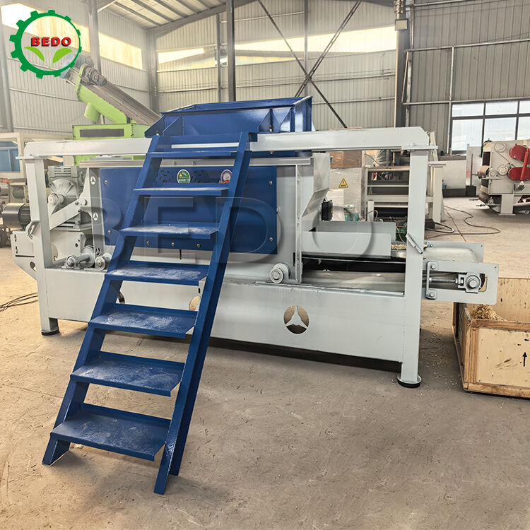 400-500 Kg/시간 용량 및 자동 작동 기능이 있는 125mm 롤러 직경 목재 칩 기계